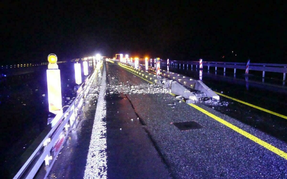 Nach Unfallflucht auf der A3 zerstörte Leitplanken und Scherben auf der Straße Nach Unfallflucht auf der A3 zerstörte Leitplanken und Scherben auf der Straße